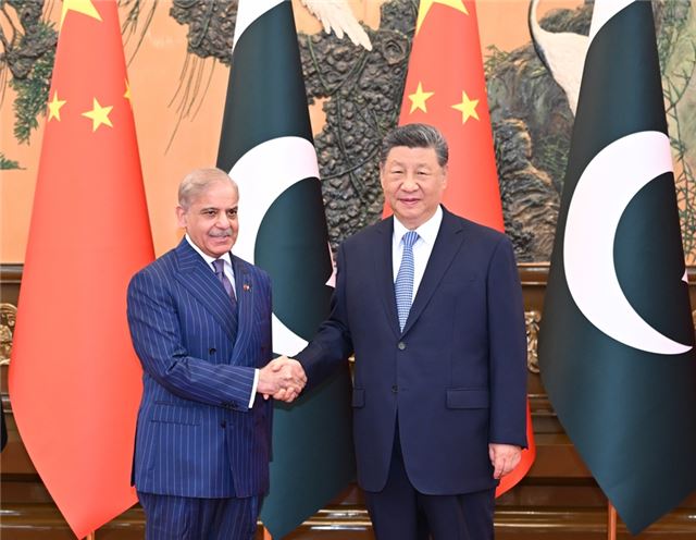 习近平会见巴基斯坦总理夏巴兹