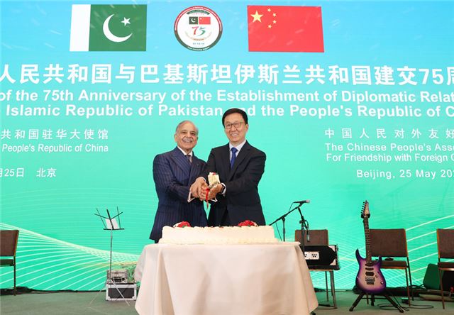 韩正同巴基斯坦总理夏巴兹共同出席庆祝中巴建交75周年招待会