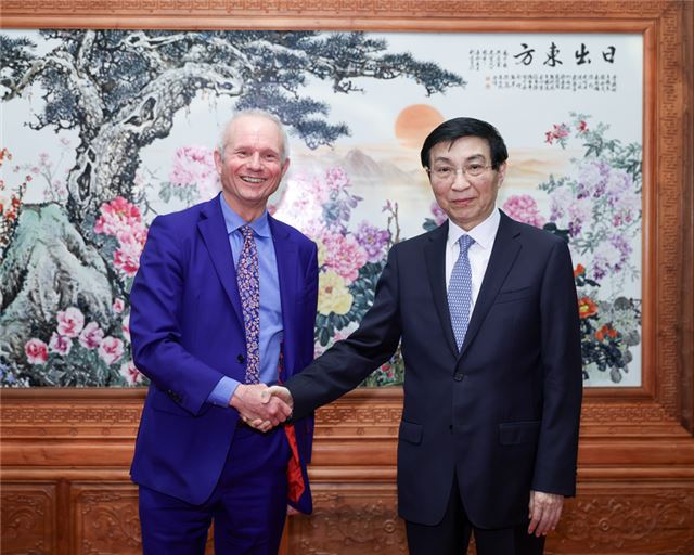 王沪宁会见英国跨党派议员代表团